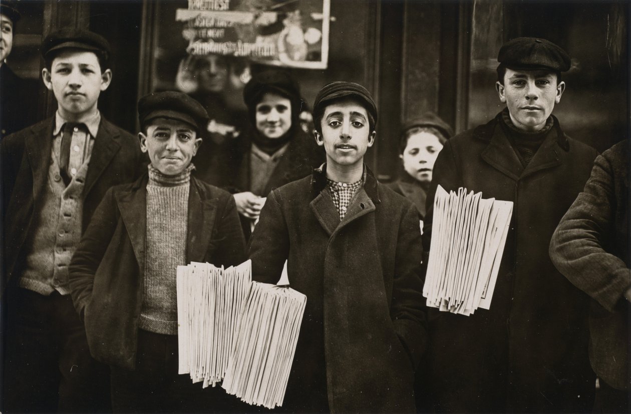 Zeitungsjungen in Hartford, 1909 von Lewis Wickes Hine
