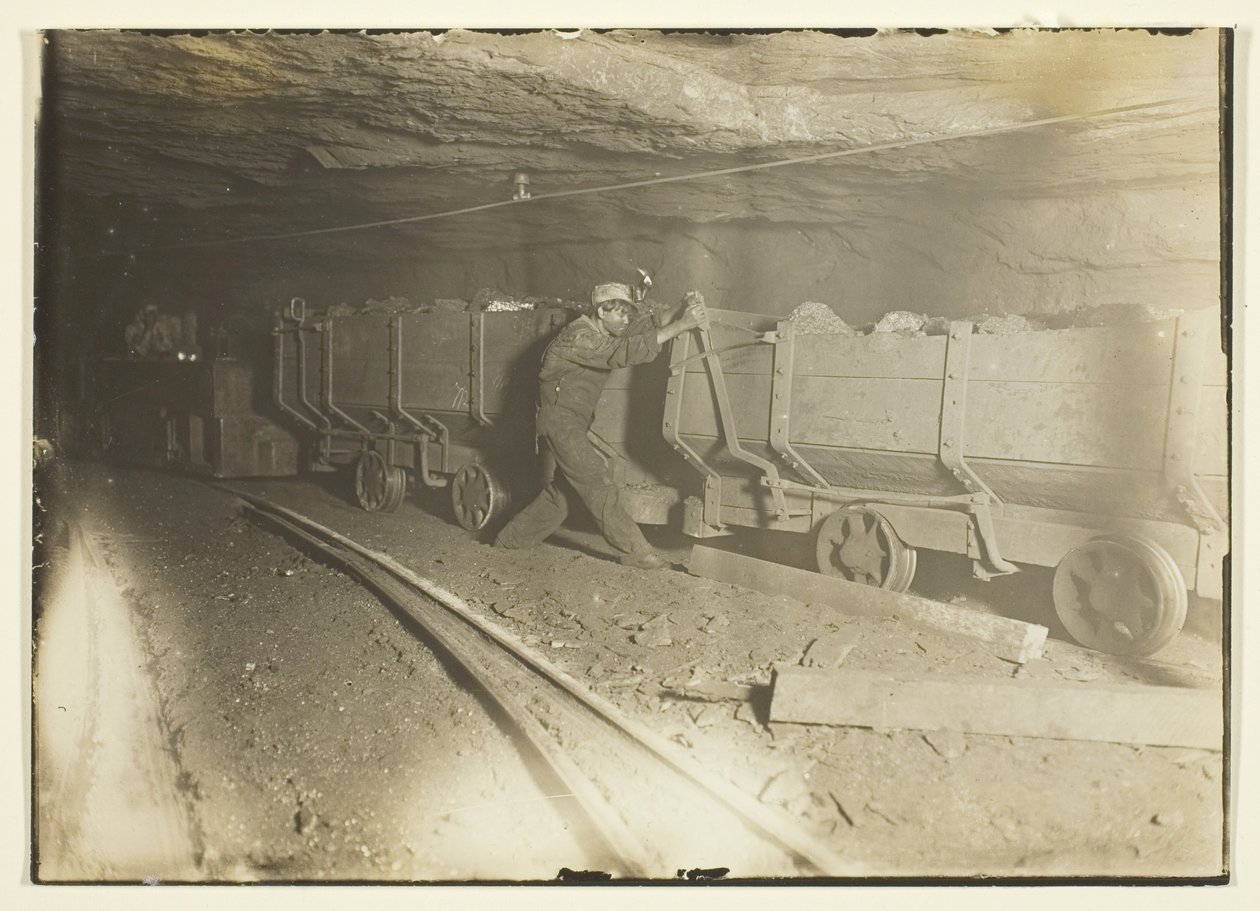 Ohne Titel (Kohlenwagen in der Mine) von Lewis Wickes Hine