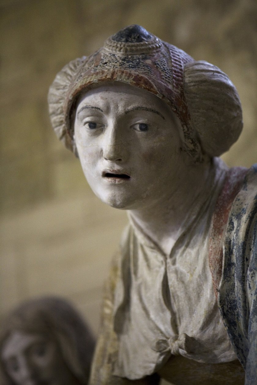 Heilige Frau mit Haube (bemalter Stein) von Ligier Richier