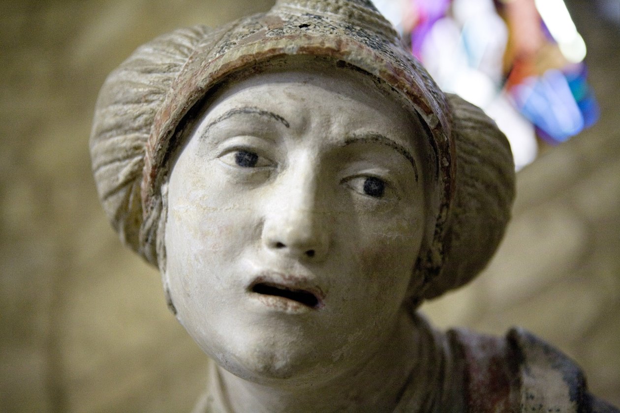 Heilige Frau in einer Haube (bemalter Stein) von Ligier Richier