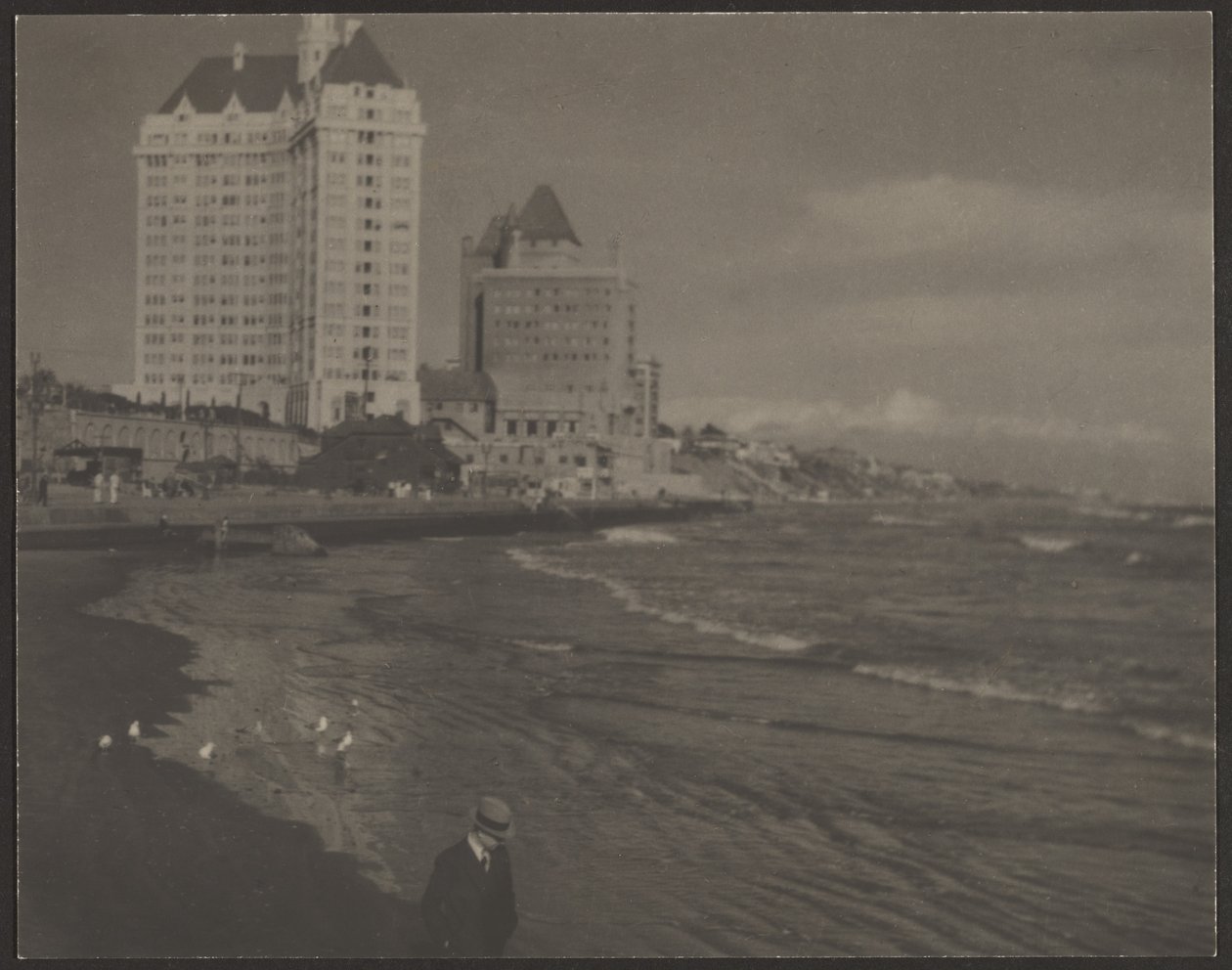 [Strandszene mit Hochhaus] von Louis Fleckenstein