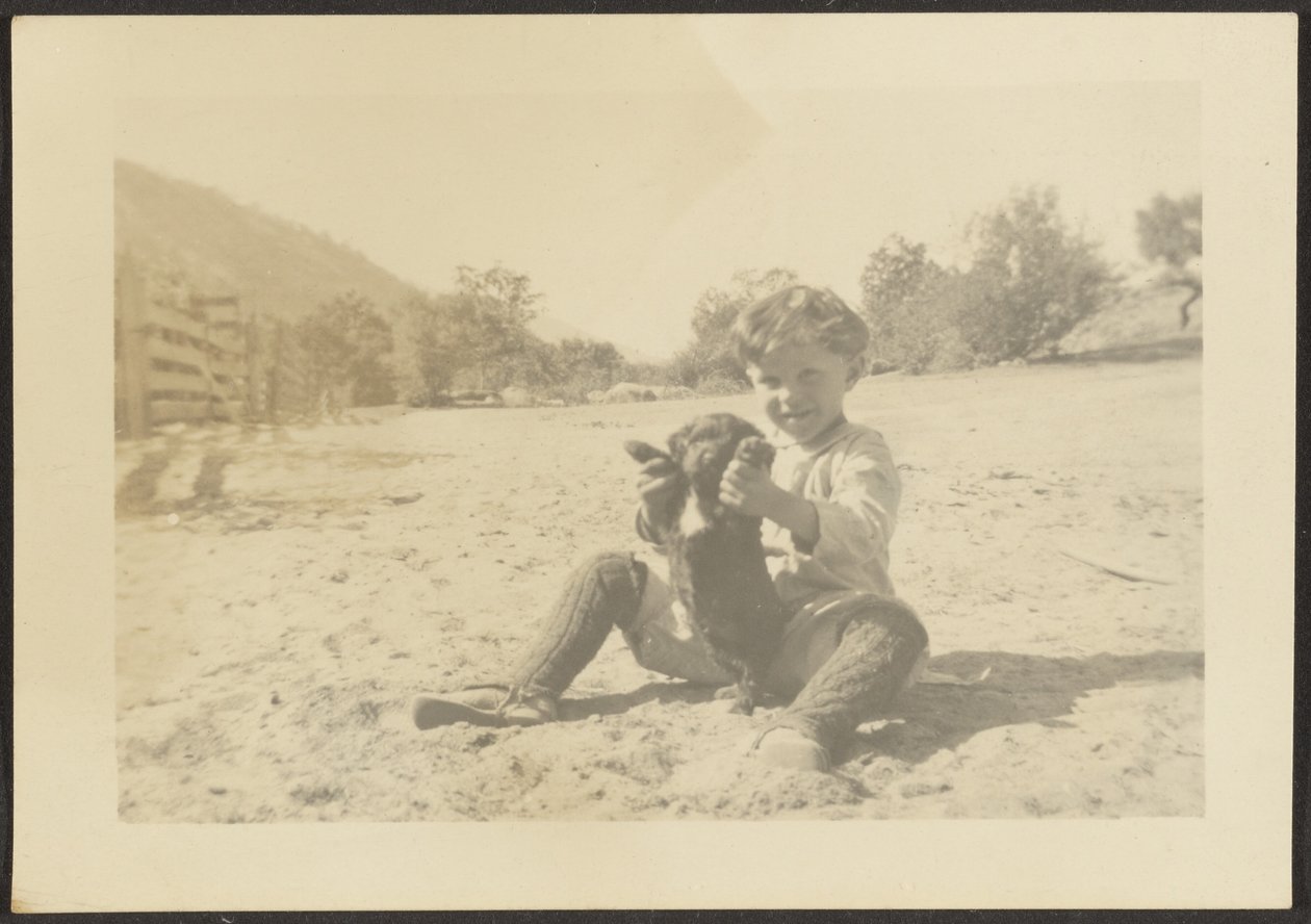 [Junge und Hund am Strand] von Louis Fleckenstein