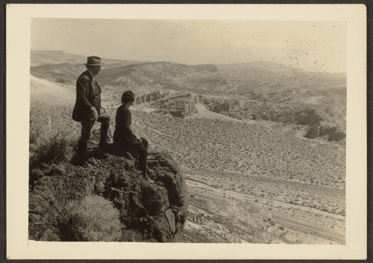 Paar in Wüstenlandschaft von Louis Fleckenstein