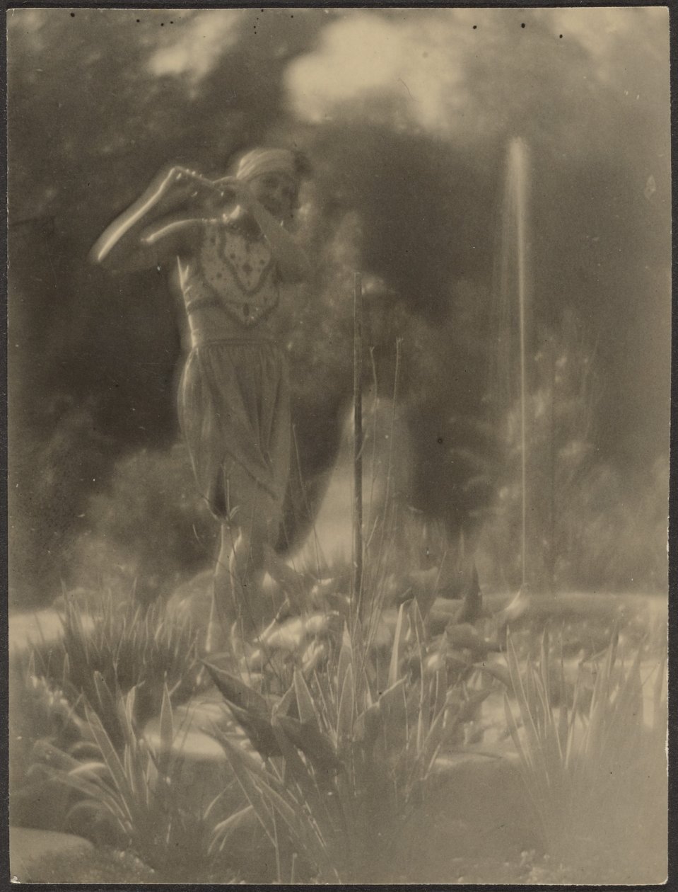 Tänzerin im Garten von Louis Fleckenstein