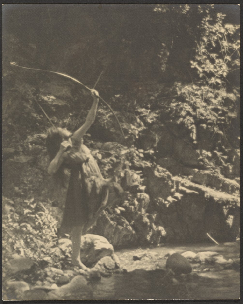 Bogenschützin im Wald von Louis Fleckenstein