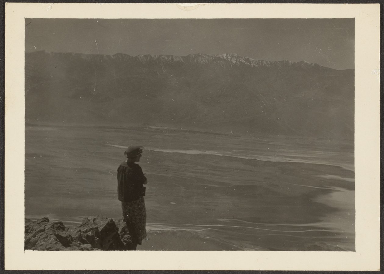Figur mit Blick auf die Küste von Louis Fleckenstein