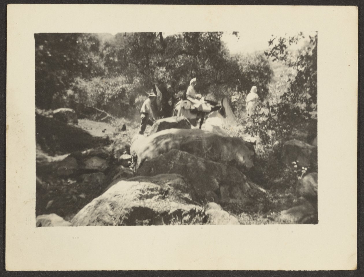 Figuren durchqueren Landschaft von Louis Fleckenstein