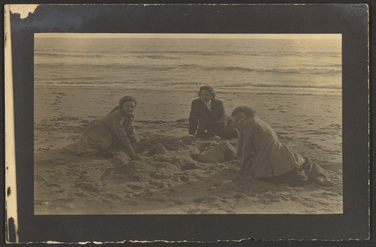 Figuren am Strand sitzend von Louis Fleckenstein