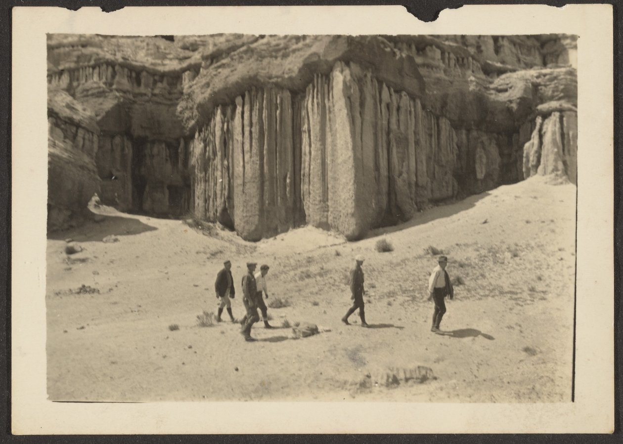 Figuren in Wüstenlandschaft von Louis Fleckenstein