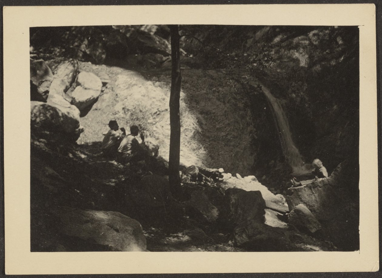 Figuren in schattiger Waldlandschaft von Louis Fleckenstein