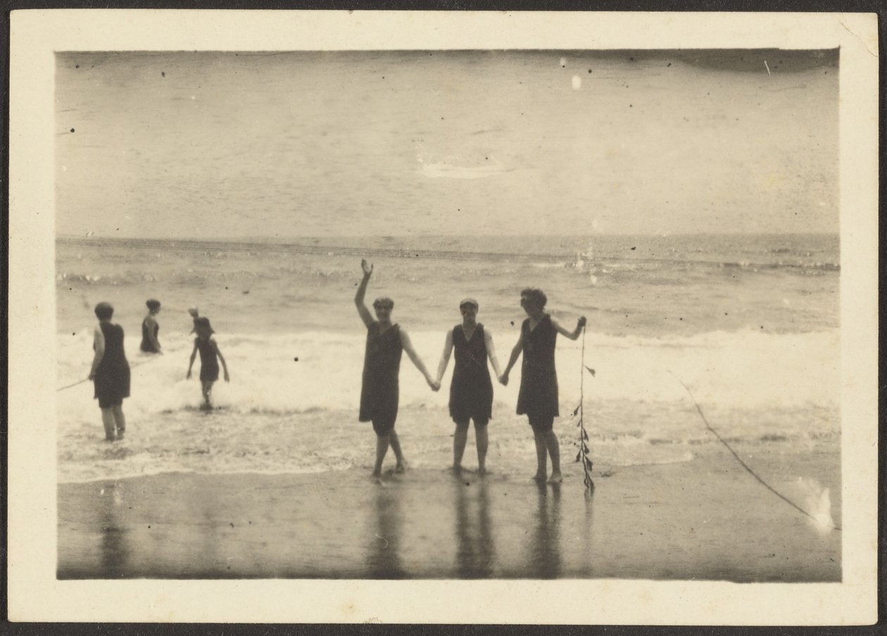 Figuren am Strand mit Seetang von Louis Fleckenstein