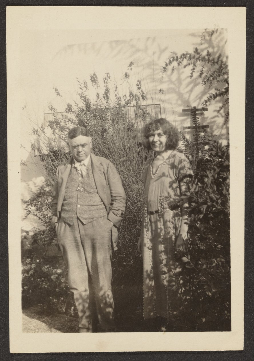 [Fleckenstein und Florence im Garten] von Louis Fleckenstein