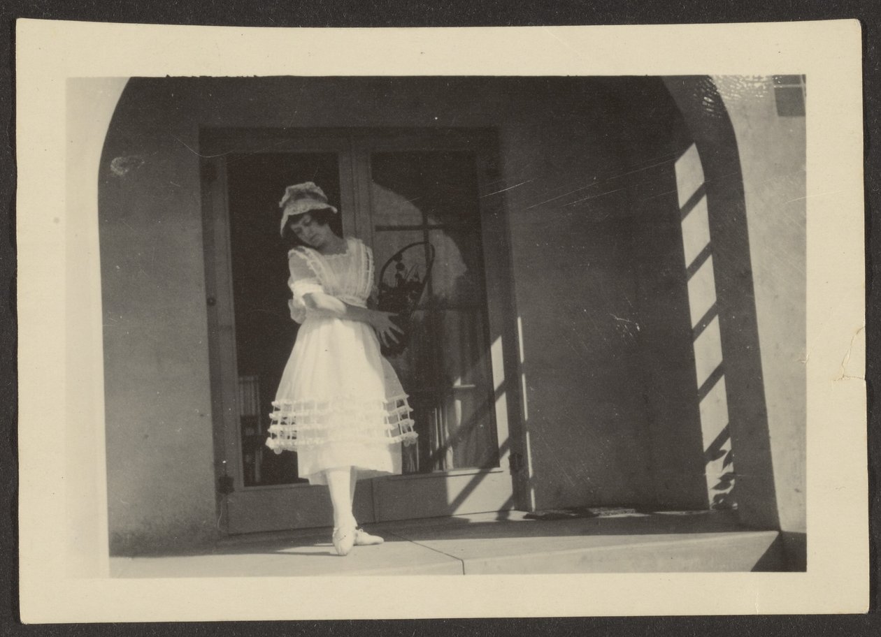 Florence tanzt auf der Veranda von Louis Fleckenstein