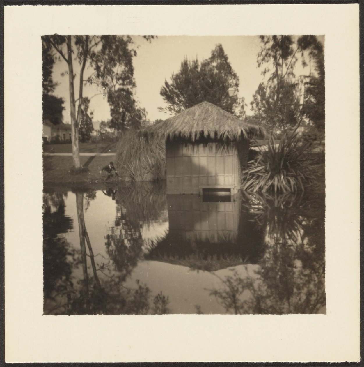 Hütte am Teich von Louis Fleckenstein