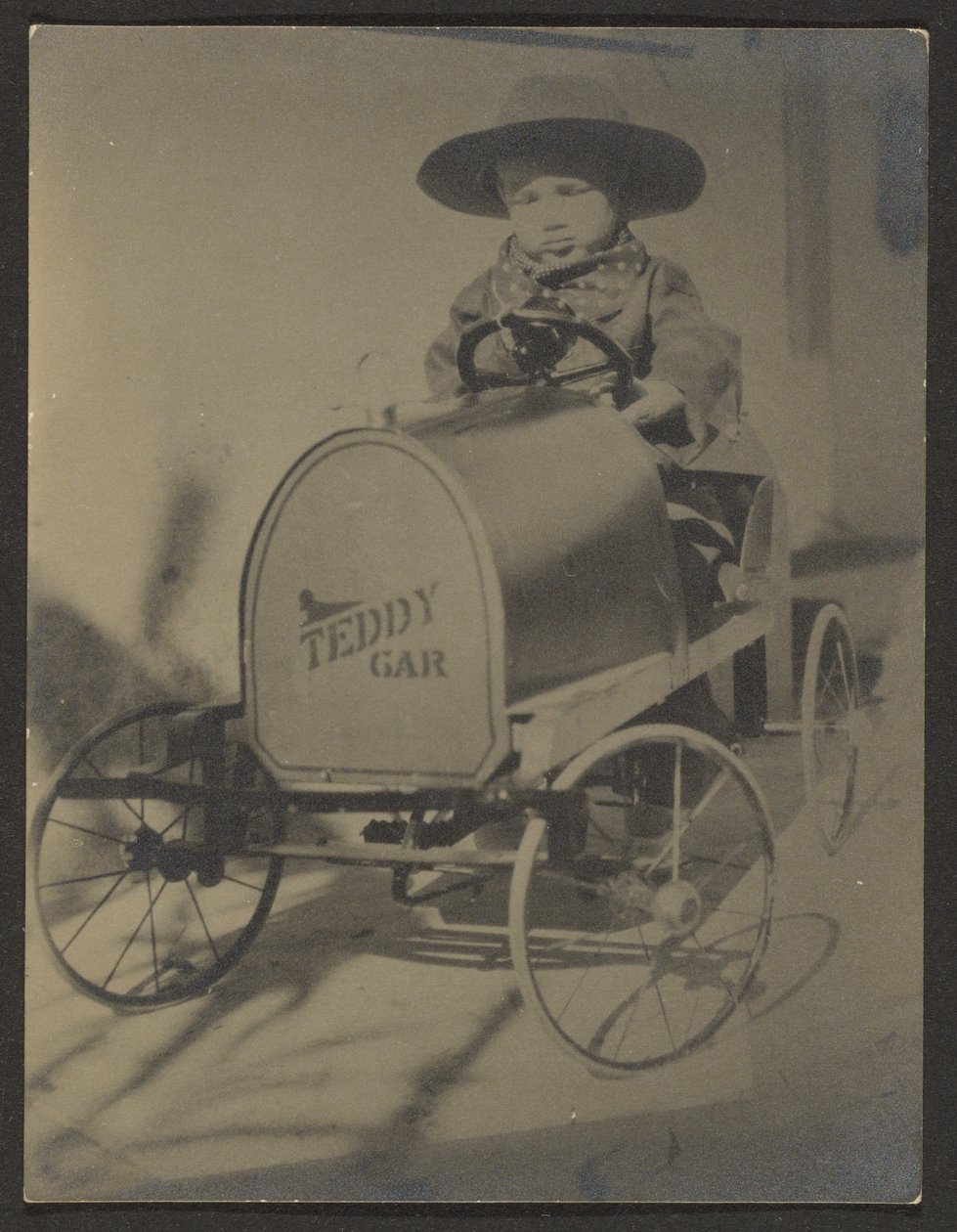 Kleiner Junge im Teddy-Auto von Louis Fleckenstein