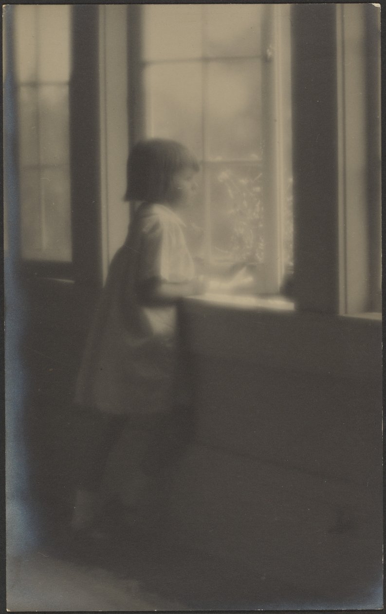 [Kleines Mädchen schaut aus dem Fenster] von Louis Fleckenstein