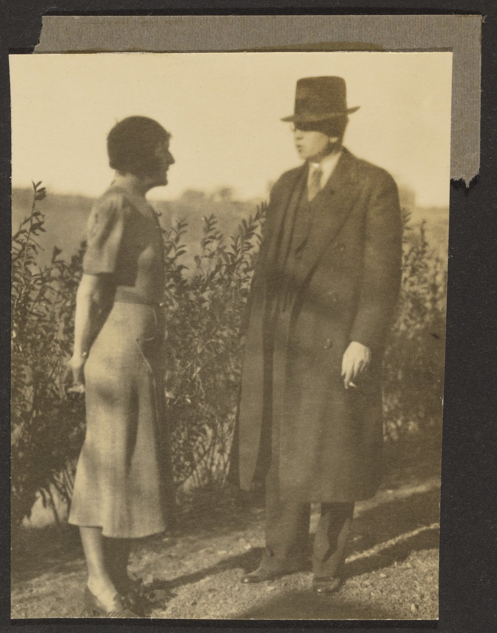 [Mann und Frau an der Hecke] von Louis Fleckenstein