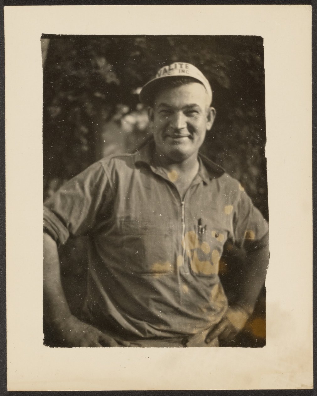 Mann mit Valite Inc. Hut von Louis Fleckenstein