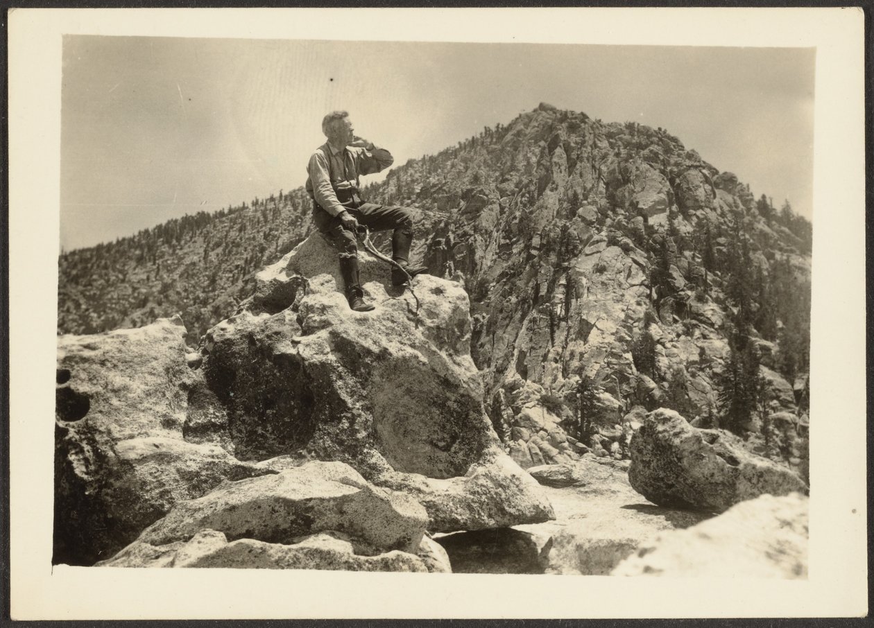 [Mann auf Felsen sitzend] von Louis Fleckenstein