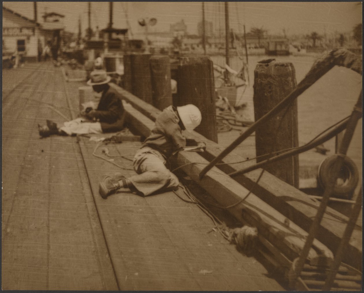 Männer auf dem Dock sitzend von Louis Fleckenstein