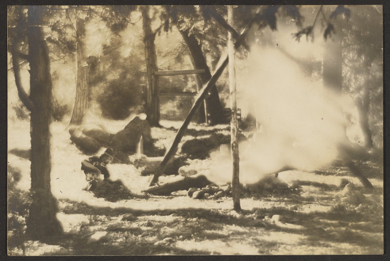 Indianer und Tipi-Struktur im Wald von Louis Fleckenstein