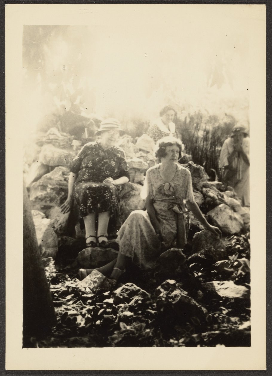 [Drei Frauen auf Felsen] von Louis Fleckenstein