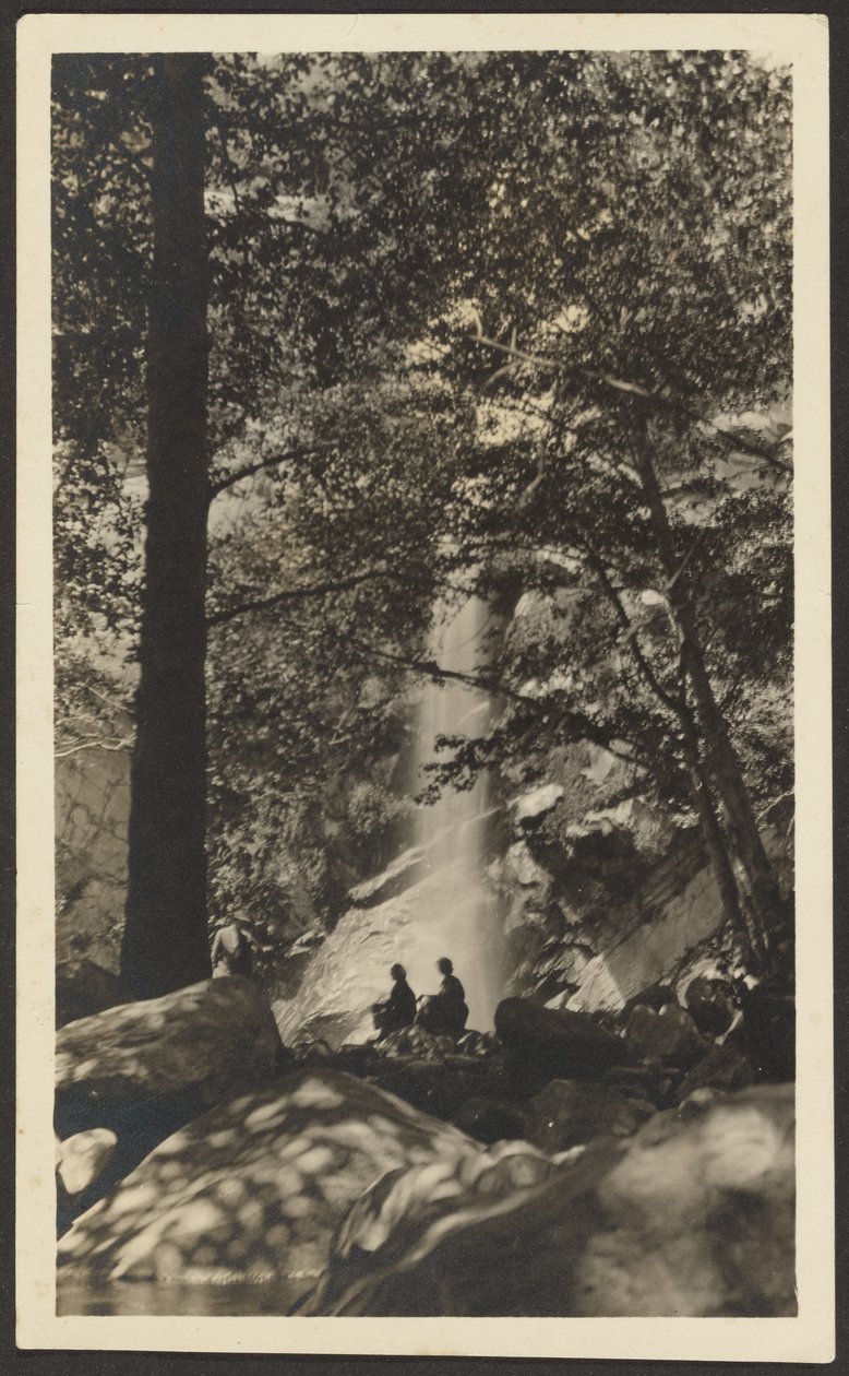 [Zwei Figuren am Wasserfall im Wald] von Louis Fleckenstein