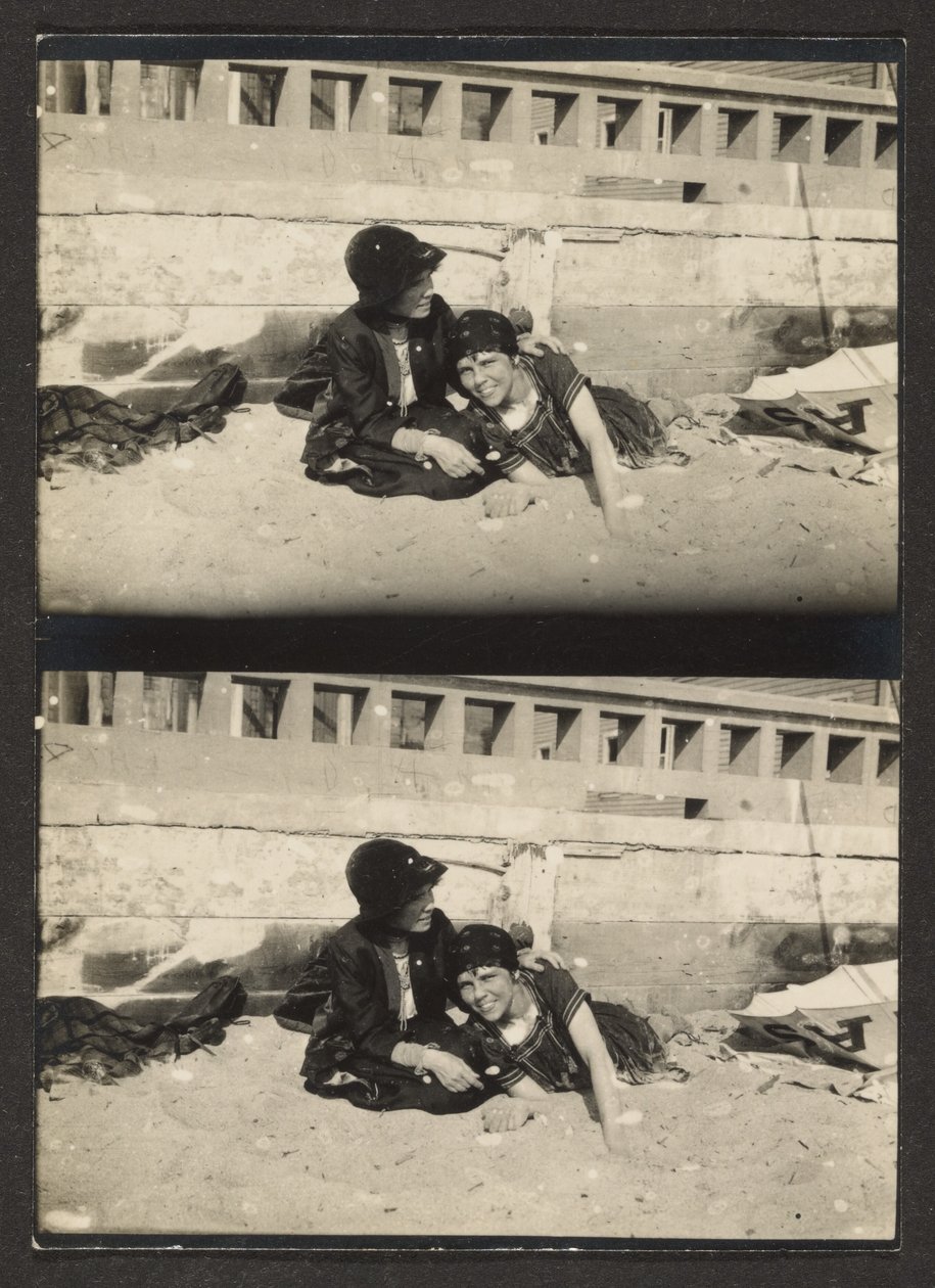 Zwei Frauen am Strand, erneut fotografiert von Louis Fleckenstein