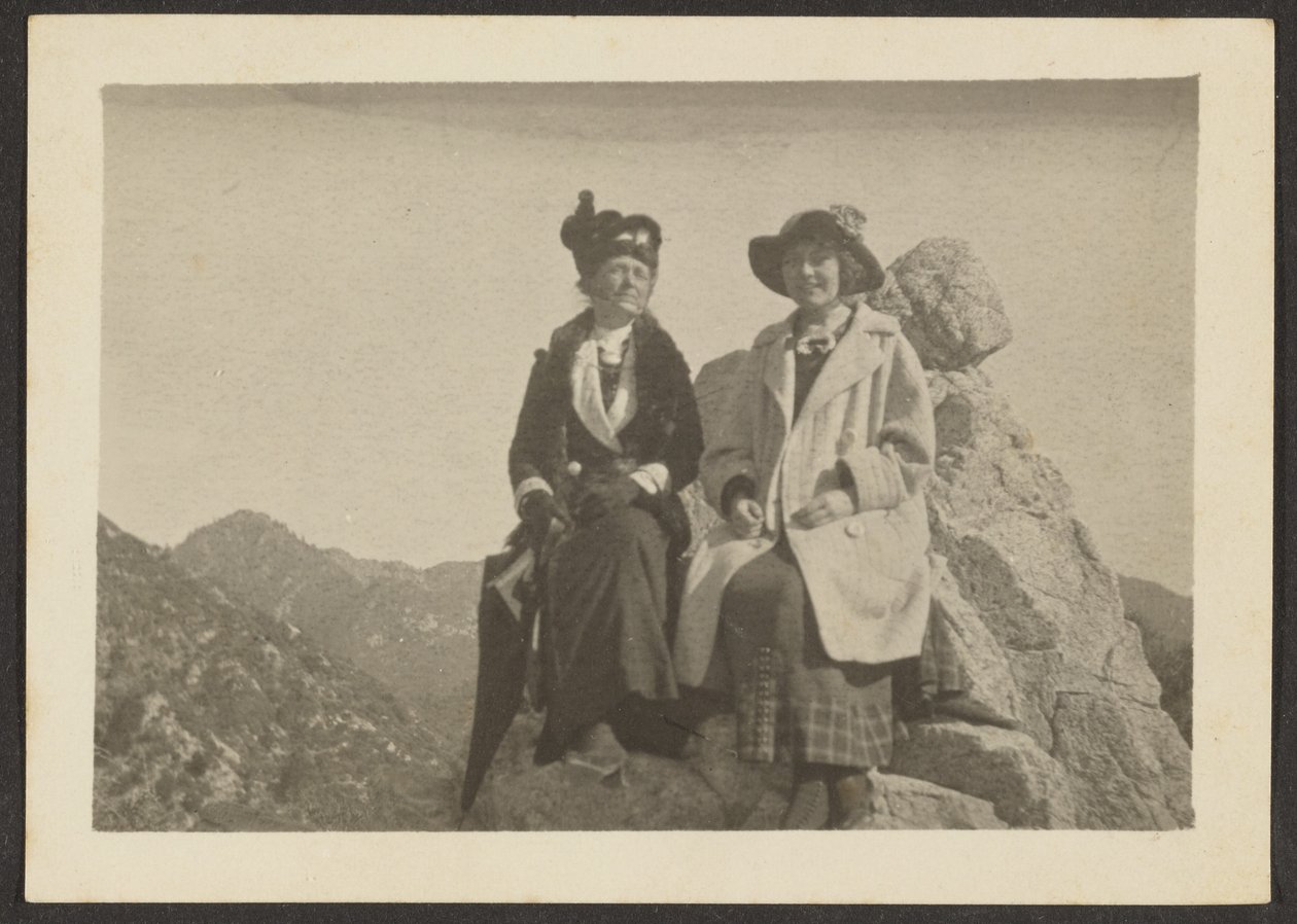 Zwei Frauen auf einem Felsen von Louis Fleckenstein
