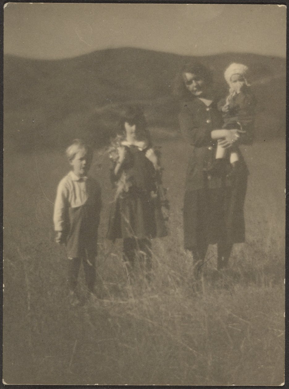 Frau und drei Kinder auf dem Feld von Louis Fleckenstein