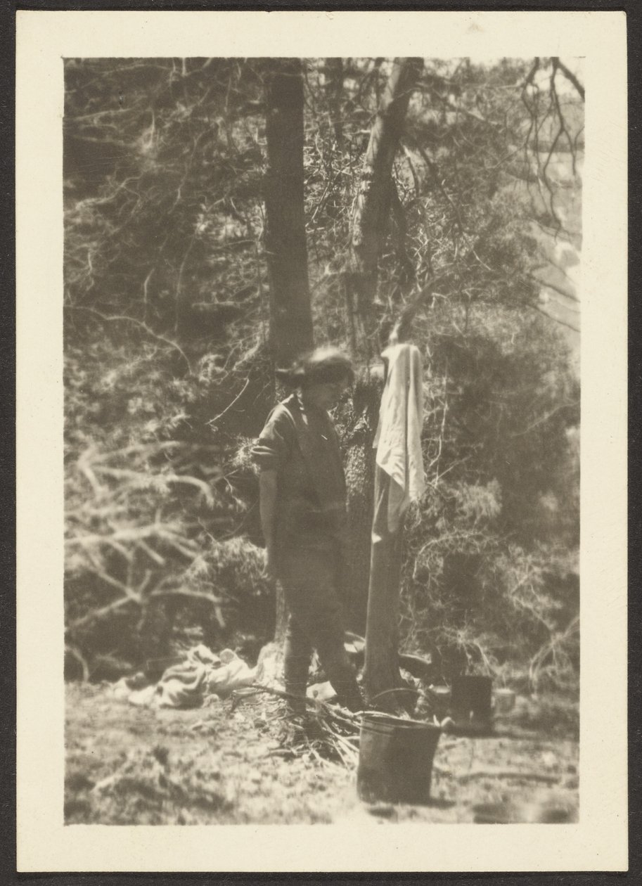 Frau mit Eimern im Wald von Louis Fleckenstein