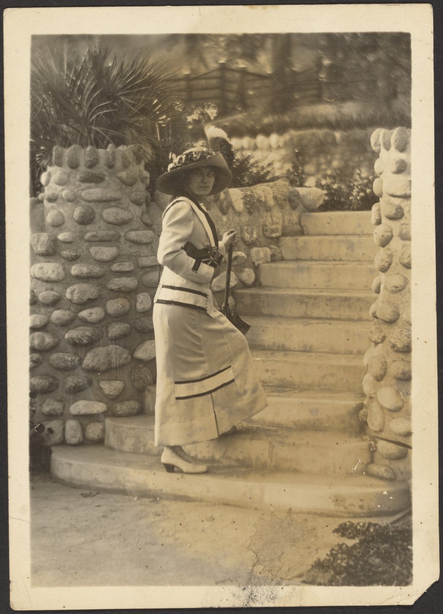 [Frau mit Kamera auf Treppen] von Louis Fleckenstein
