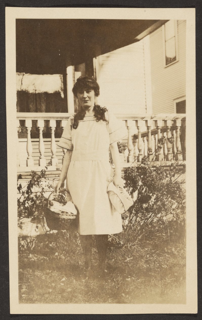 Frau mit Picknickkorb von Louis Fleckenstein