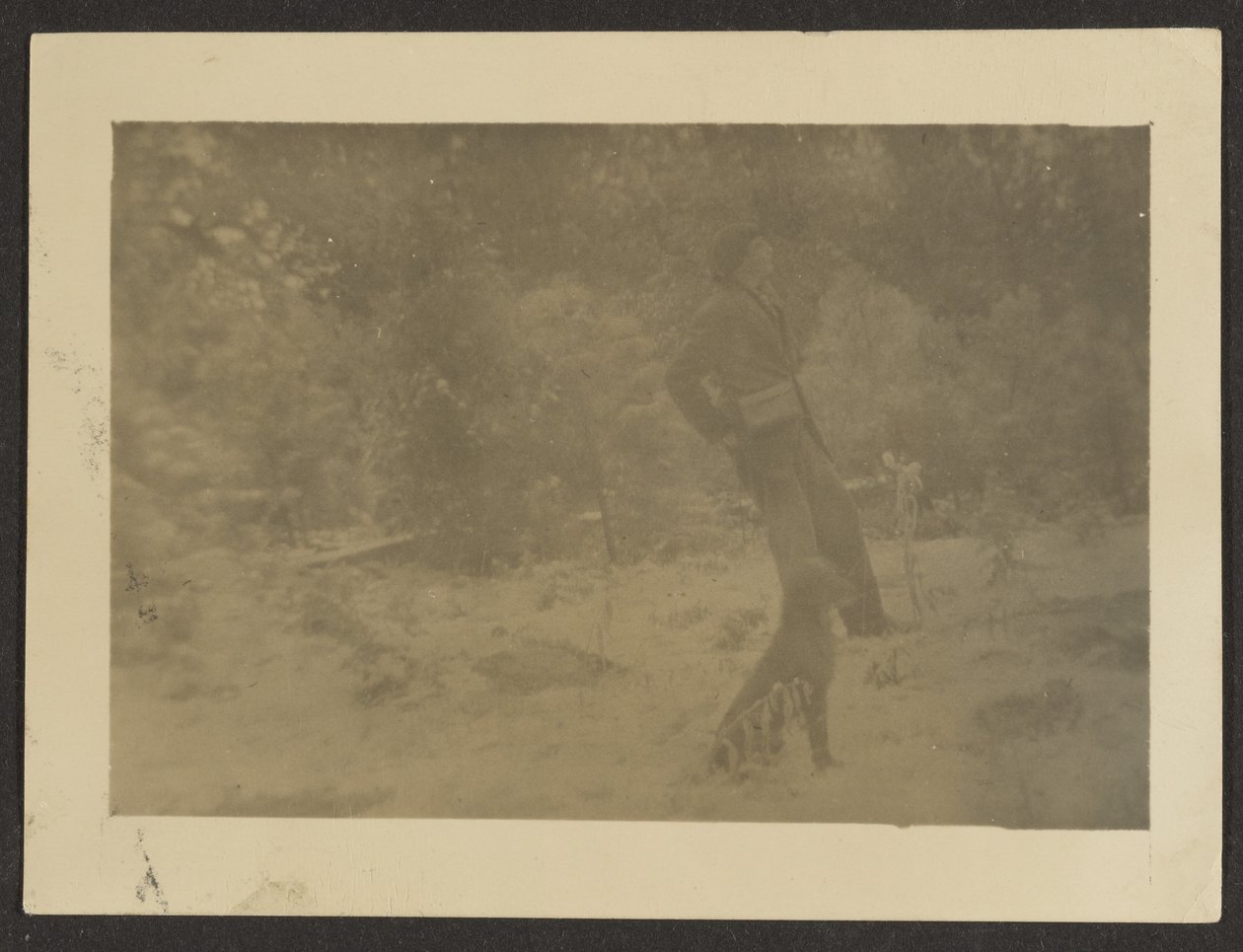 Junger Mann mit Hund auf dem Feld von Louis Fleckenstein