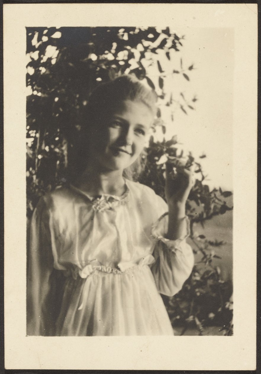 Junge Frau im Baum von Louis Fleckenstein