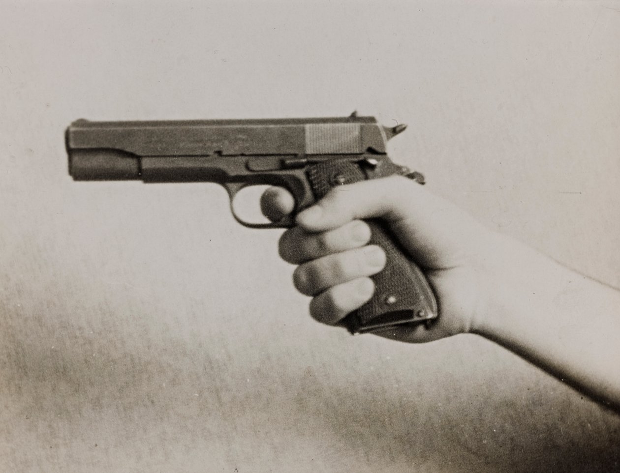Eine Hand hält eine automatische Pistole von Luigi Leoni
