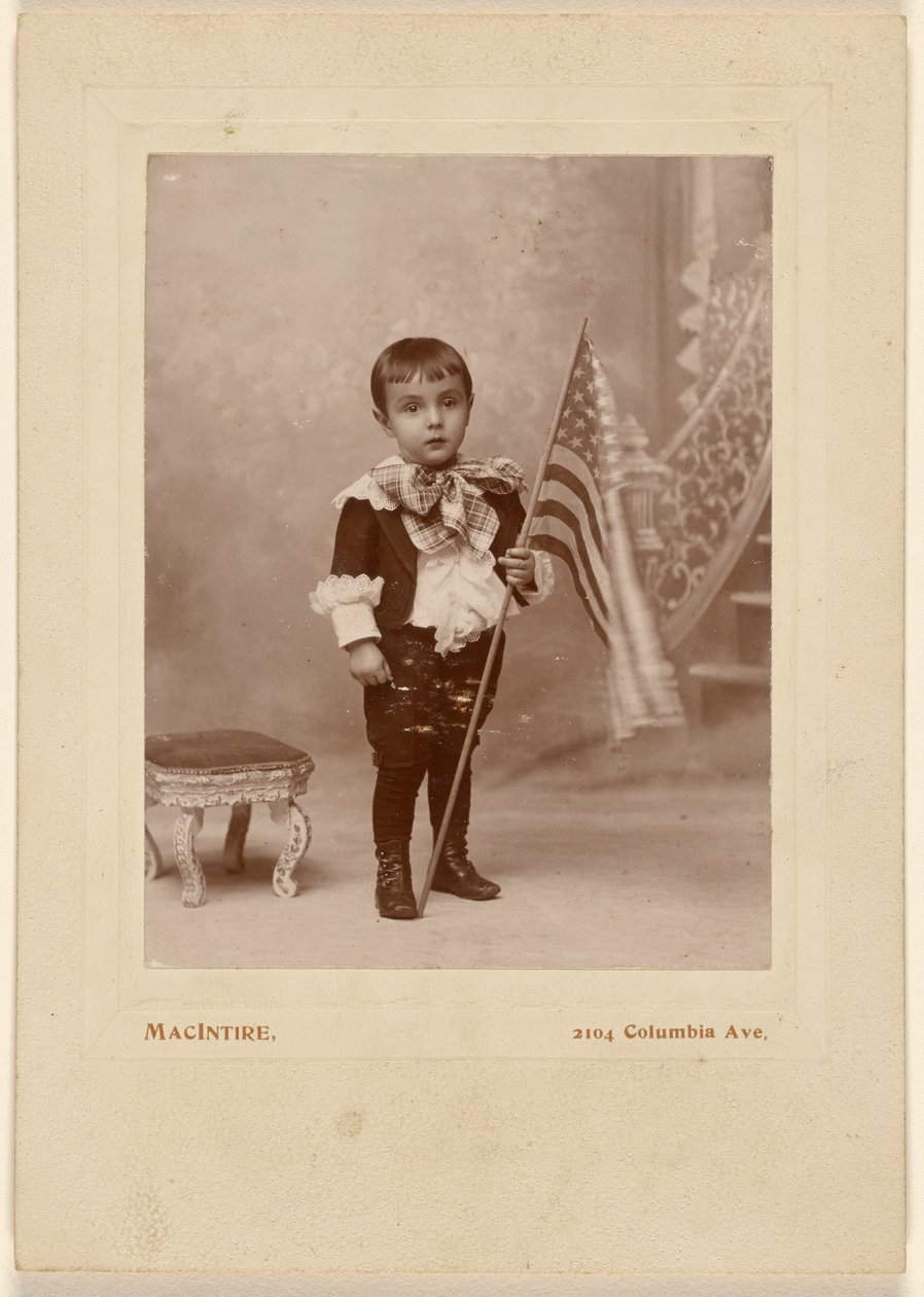 [Kleiner Junge mit amerikanischer Flagge] von MacIntire