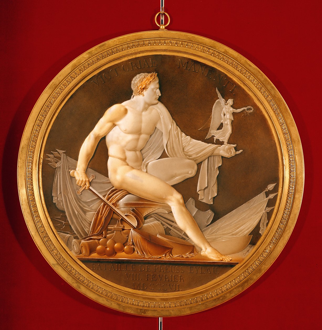 Runde Plakette zur Erinnerung an die Schlacht bei Eylau, darstellend Napoleon, der eine Figur des Sieges hält, Sèvres, 1809 von Marie Philippe Coupin de la Couperin