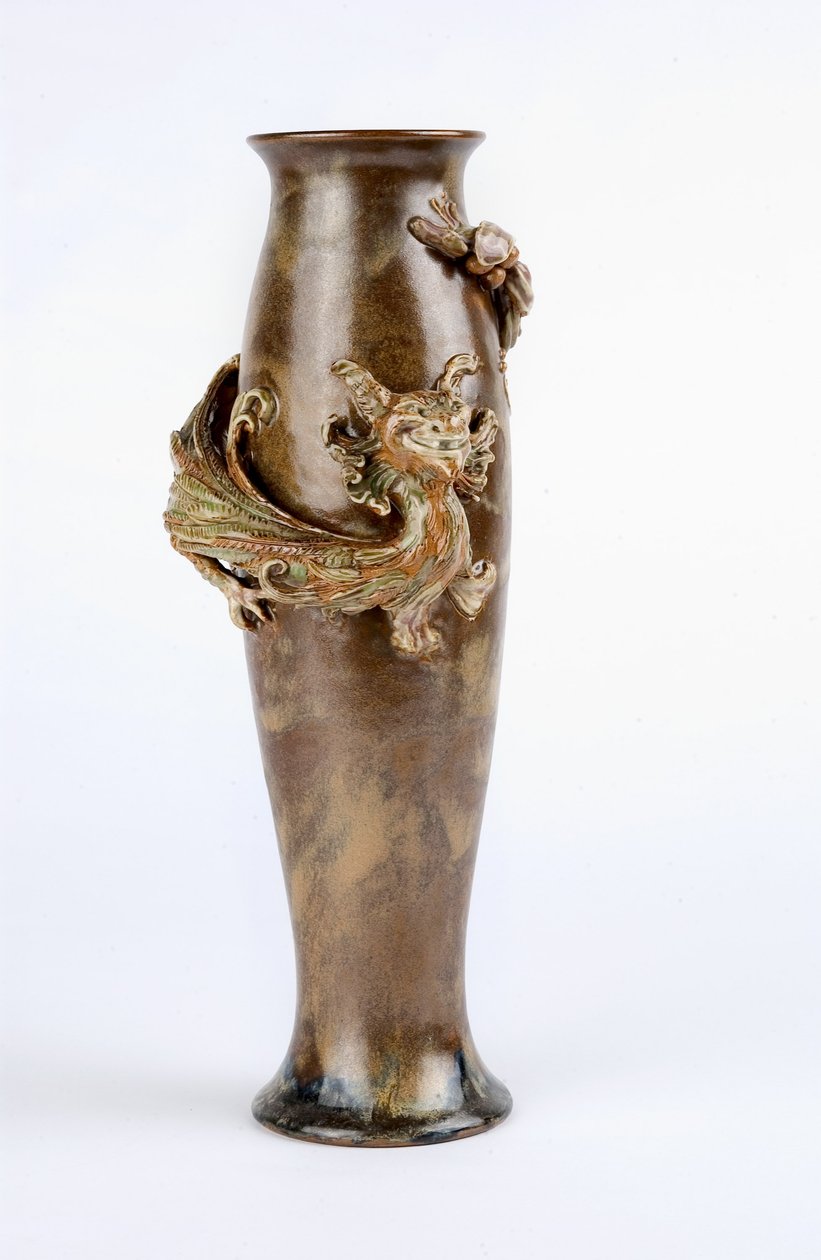 Grün und braun glasierte Vase mit einem geformten Drachenrelief, Doulton und Co., Lambeth von Mark V. Marshall