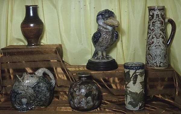 Keramik der Martin-Brüder, grotesker Vogel im Hintergrund, typisch für die gotische Seite ihrer Arbeit von Martin Brothers Martin Brothers