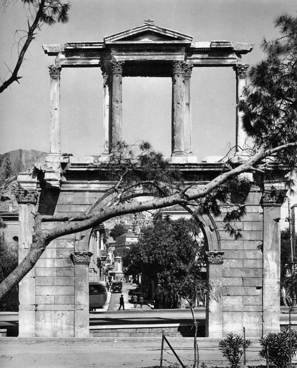 Hadriansbogen, Athen, 1937 von Martin Hurlimann
