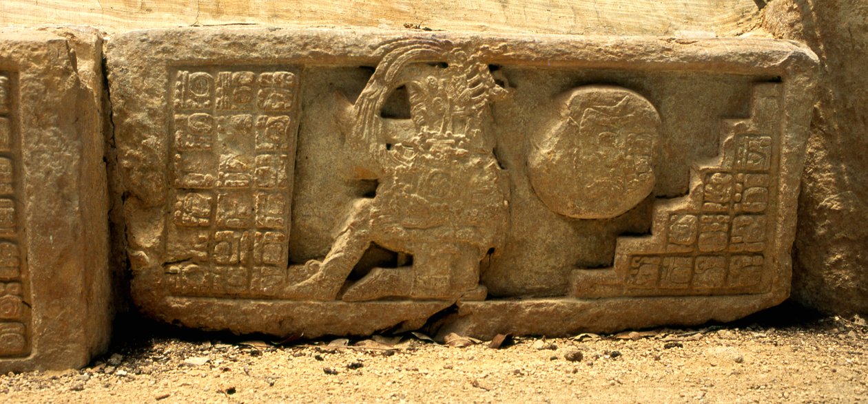 Flachrelief eines Ballspielers, des Balls und der Glyphen, die eine Beschreibung geben, Spätklassische Periode (700-900 n. Chr.) von Mayan