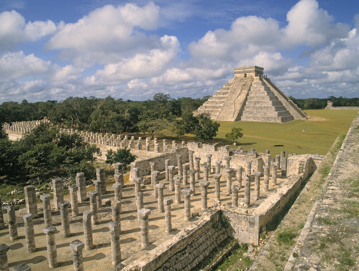 Ansicht des Tempels der 1000 Säulen mit der Pyramide von Kuculcan von Mayan