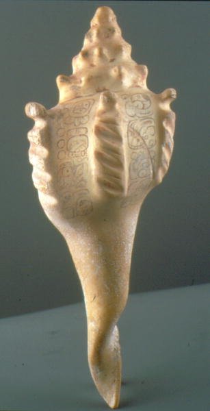 Tintenhalter aus einer Muschel mit Glyphen (Muschel) von Mayan