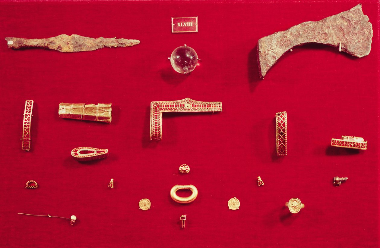 Auswahl an Schmuck und Waffen aus dem Schatz von Childerich (Gold und Granat) von Merovingian