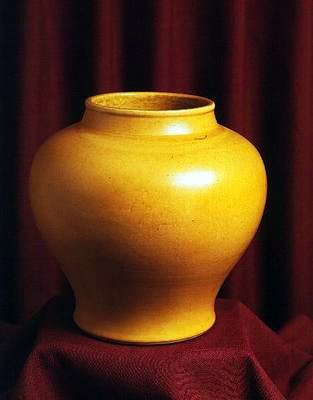 Gefäß dekoriert mit brillantem gelbem Email, spätes 16. Jahrhundert von Ming Dynasty Chinese School