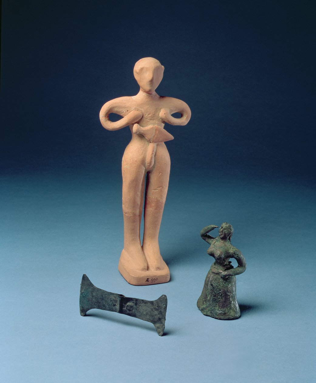 Doppelaxtkopf und zwei Figuren aus Knossos, spätminoisch, ca. 1500 v. Chr. von Minoan