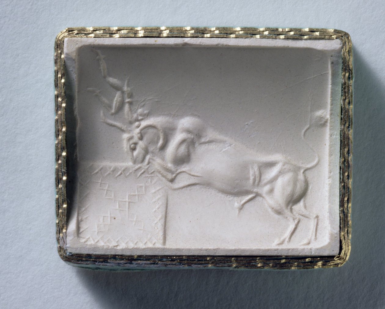 Abdruck eines Zylindersiegels, das einen Stier zeigt, der an einer Zisterne trinkt, Knossos, Kreta, um 1700-1500 v. Chr. von Minoan