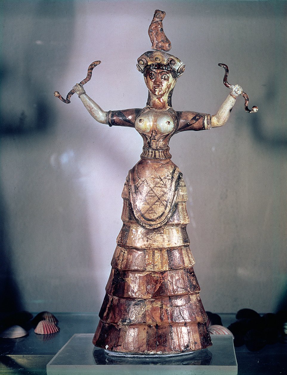 Die Göttin der Schlangen, aus dem Palast von Knossos, 1500 v. Chr. von Minoan