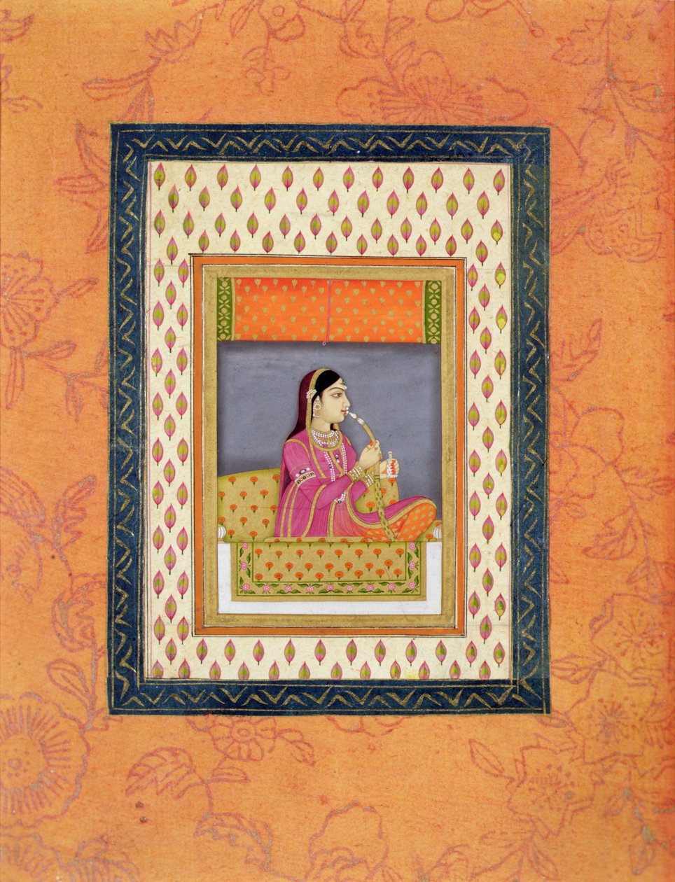 Eine Dame raucht eine Wasserpfeife und hält eine Parfümflasche, ca. 1760 von Mughal School